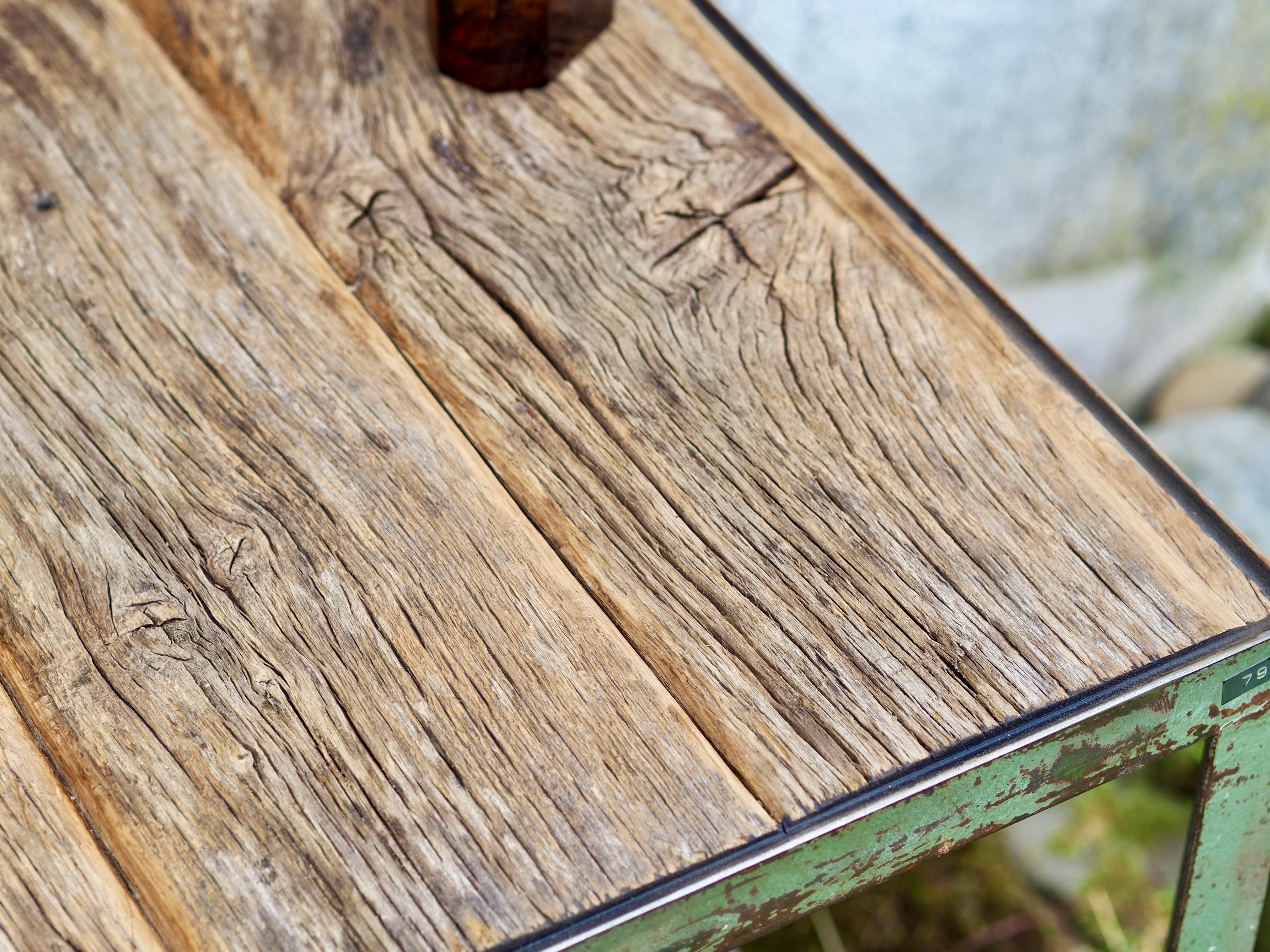 Tisch aus Holz und metall