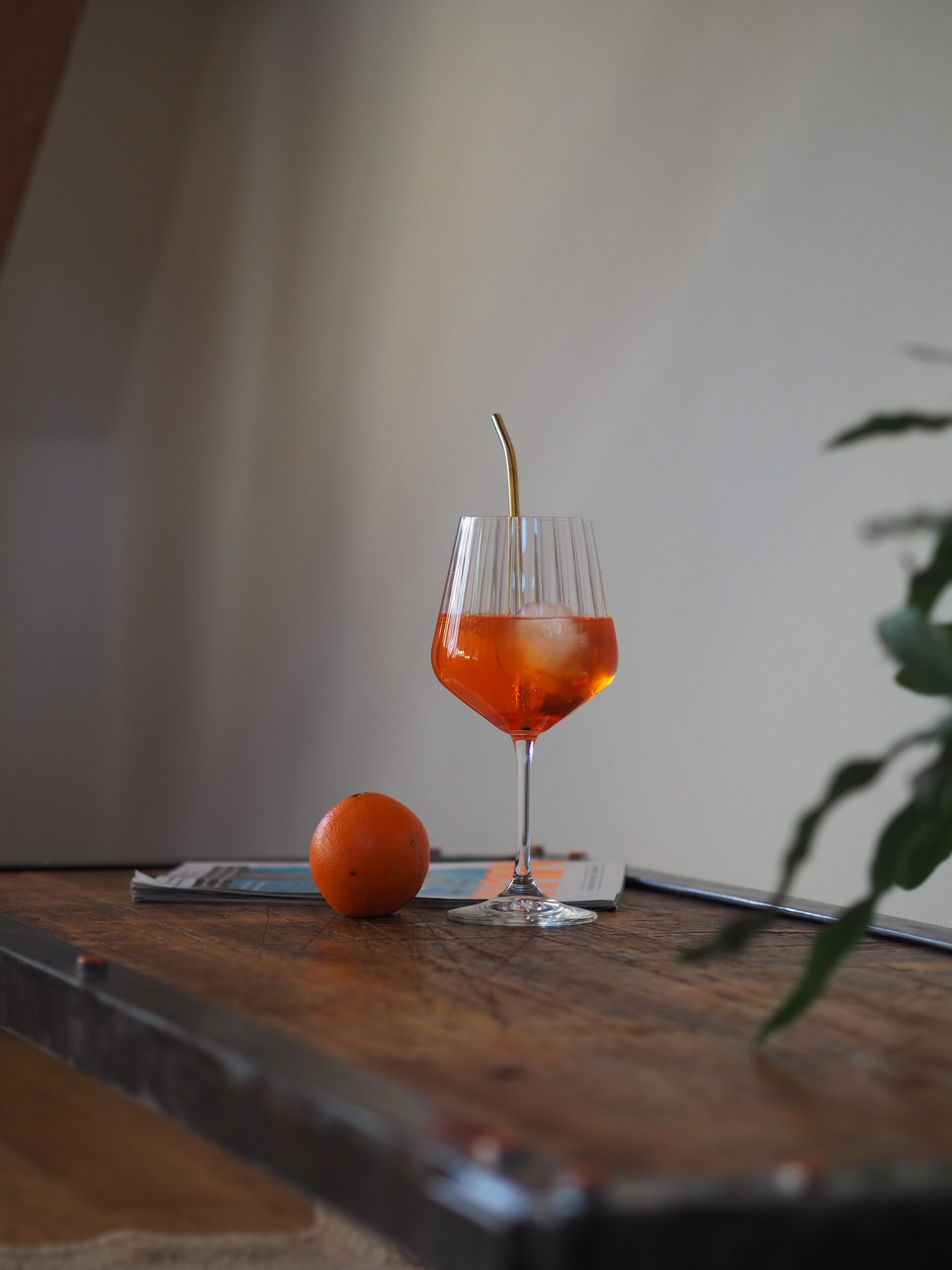 Aperol steht auf einem Couchtisch
