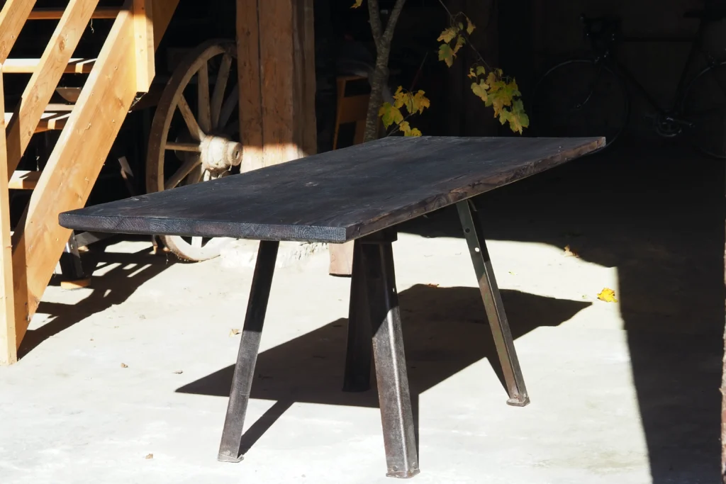 Das Köhlen eines Tisches verleiht Holz durch kontrolliertes Feuer einen einzigartigen, dunklen Charakter – erfahre, wie wir bei Bolenwerk diese traditionelle Technik einsetzen, um Möbel zu veredeln.