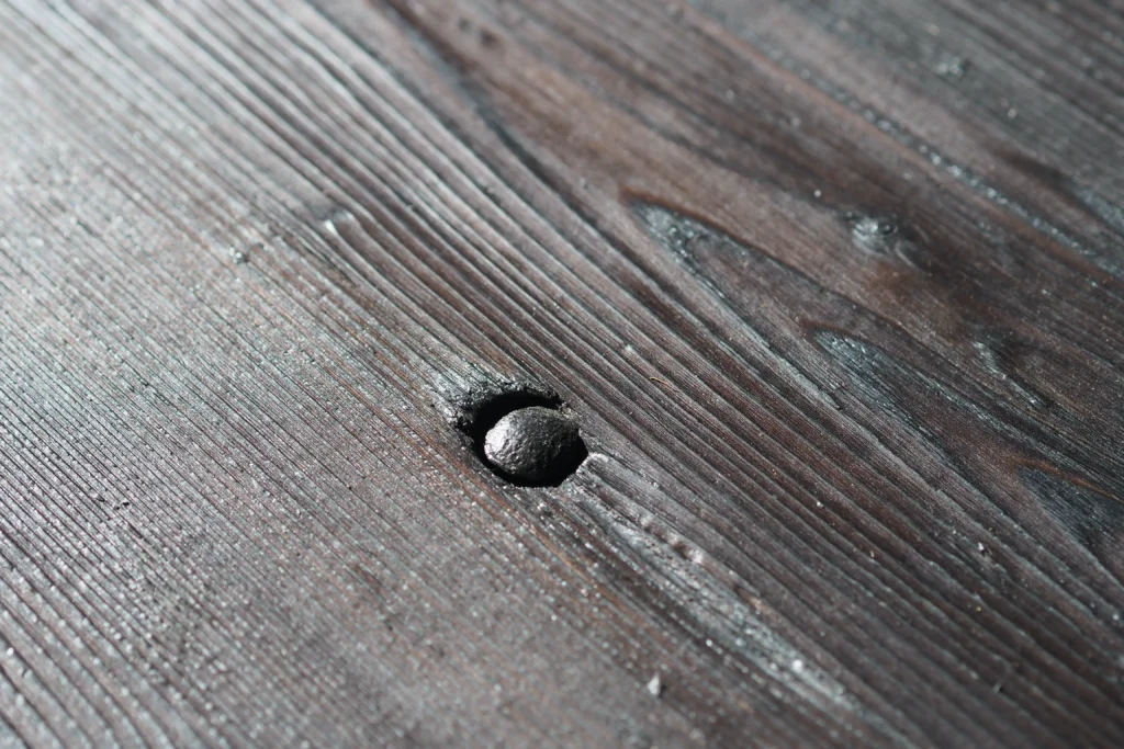 Das Köhlen eines Tisches verleiht Holz durch kontrolliertes Feuer einen einzigartigen, dunklen Charakter.