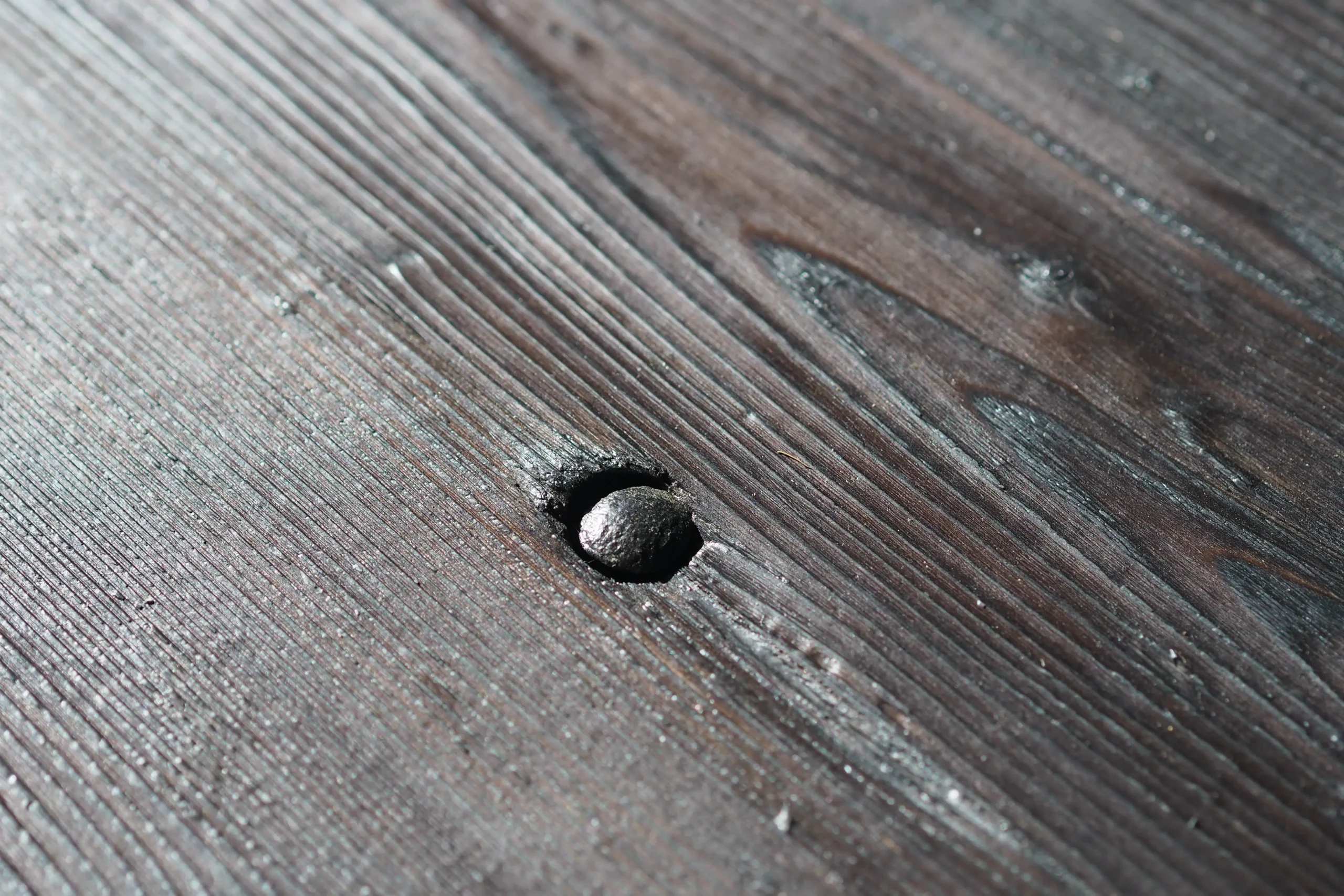 Das Köhlen eines Tisches: Mit dem Feuer spielen