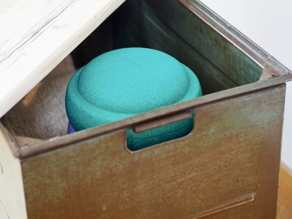 Große Metallkiste mit Platz zum Verstauen von Dingen