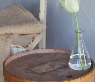 Holztonne als beistelltisch