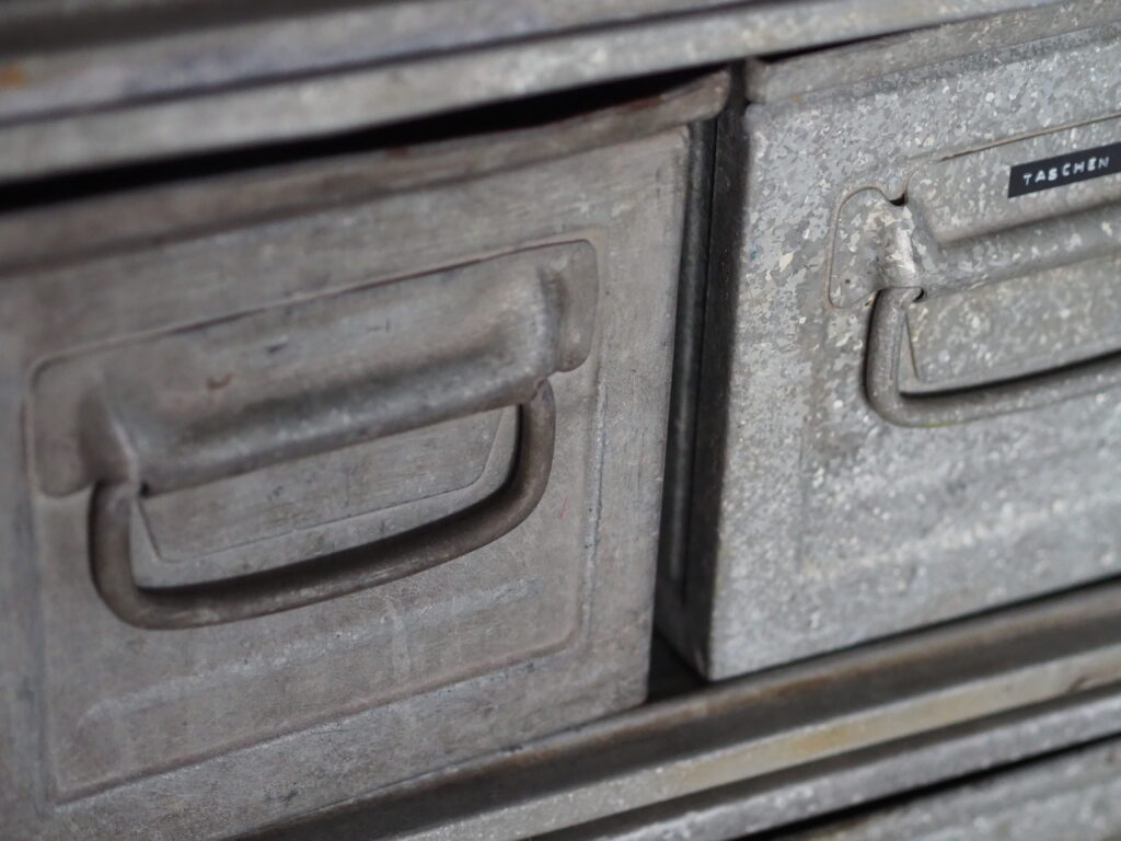 silberne Sichtlagerkisten zum stabeln