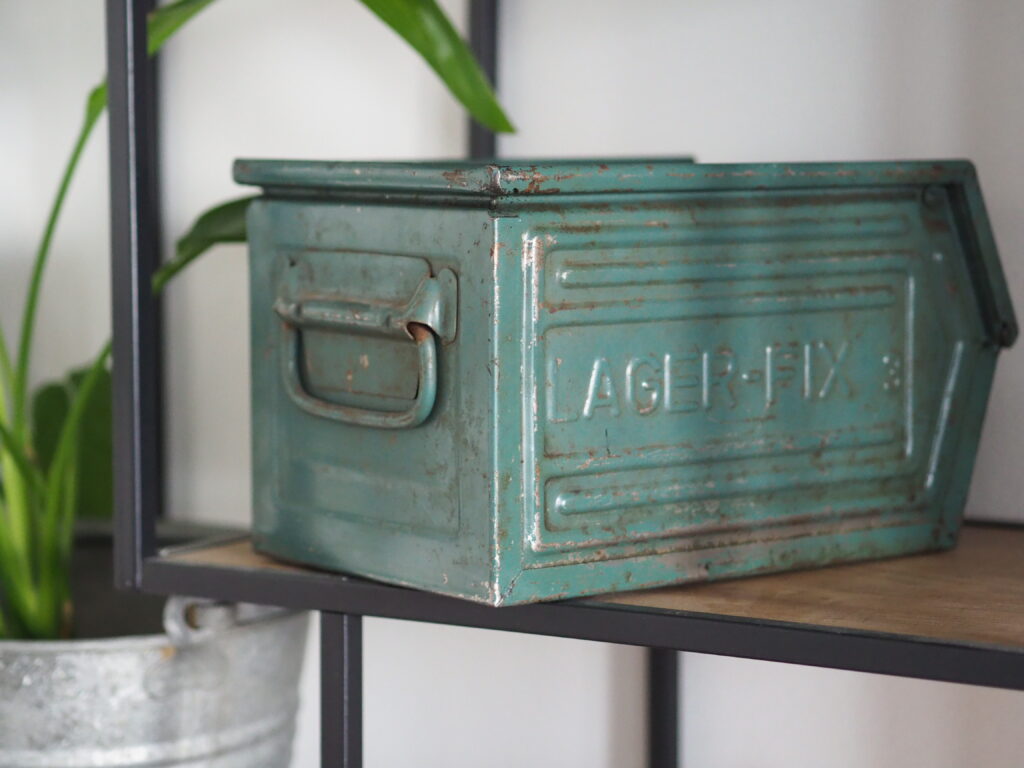 Sichtlagerkasten steht in Regal