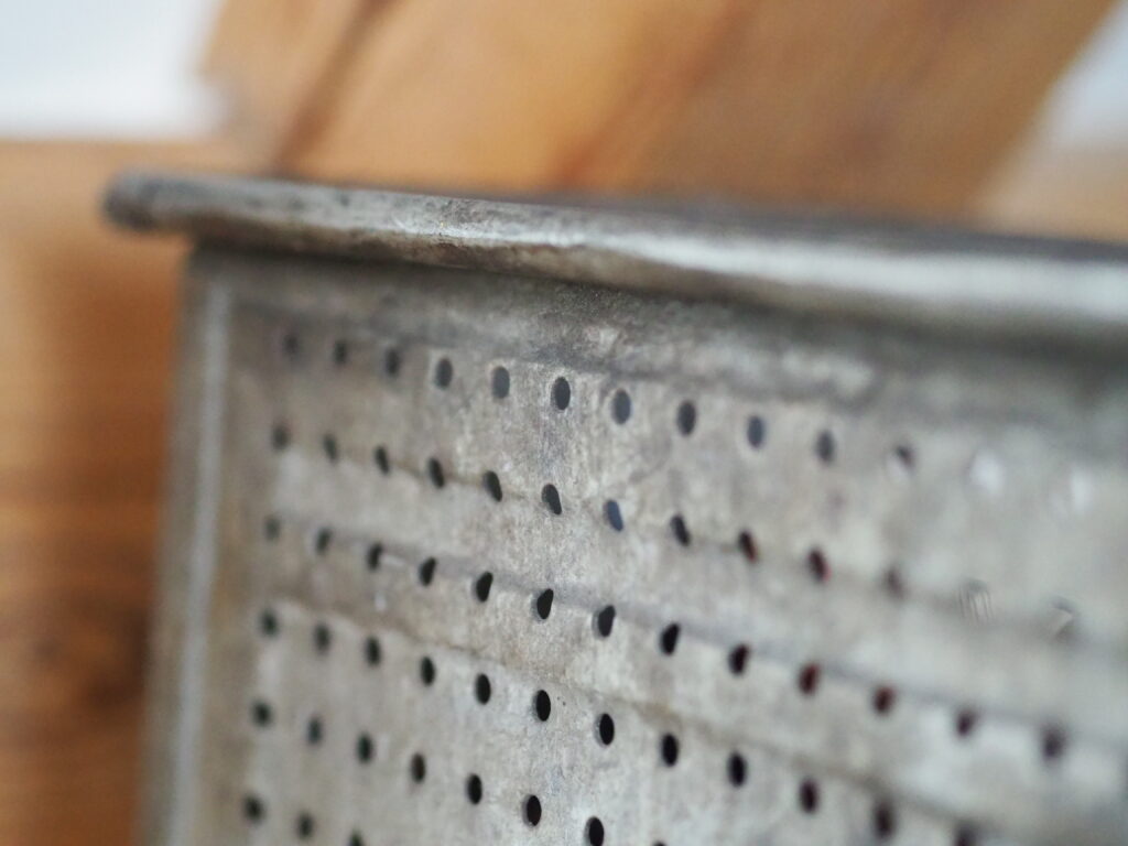 Metallkiste mit Lochblech für die Aufbewahrung von Dingen