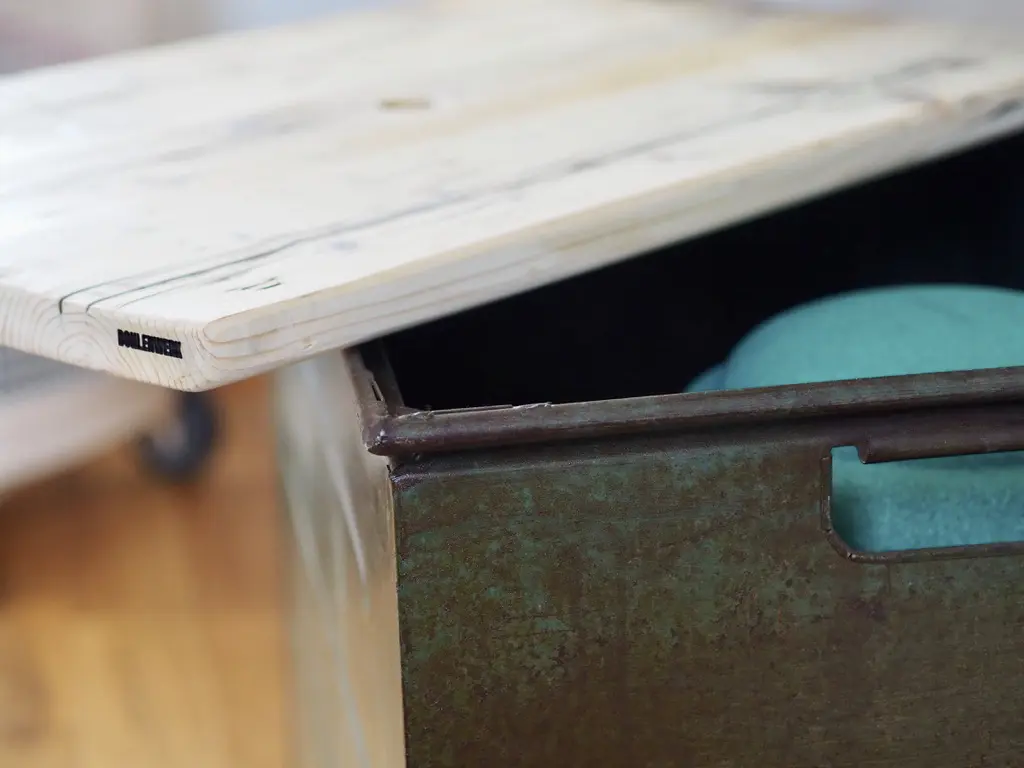 Aufbewahrungslösungen: Metallkiste mit Holzdeckel