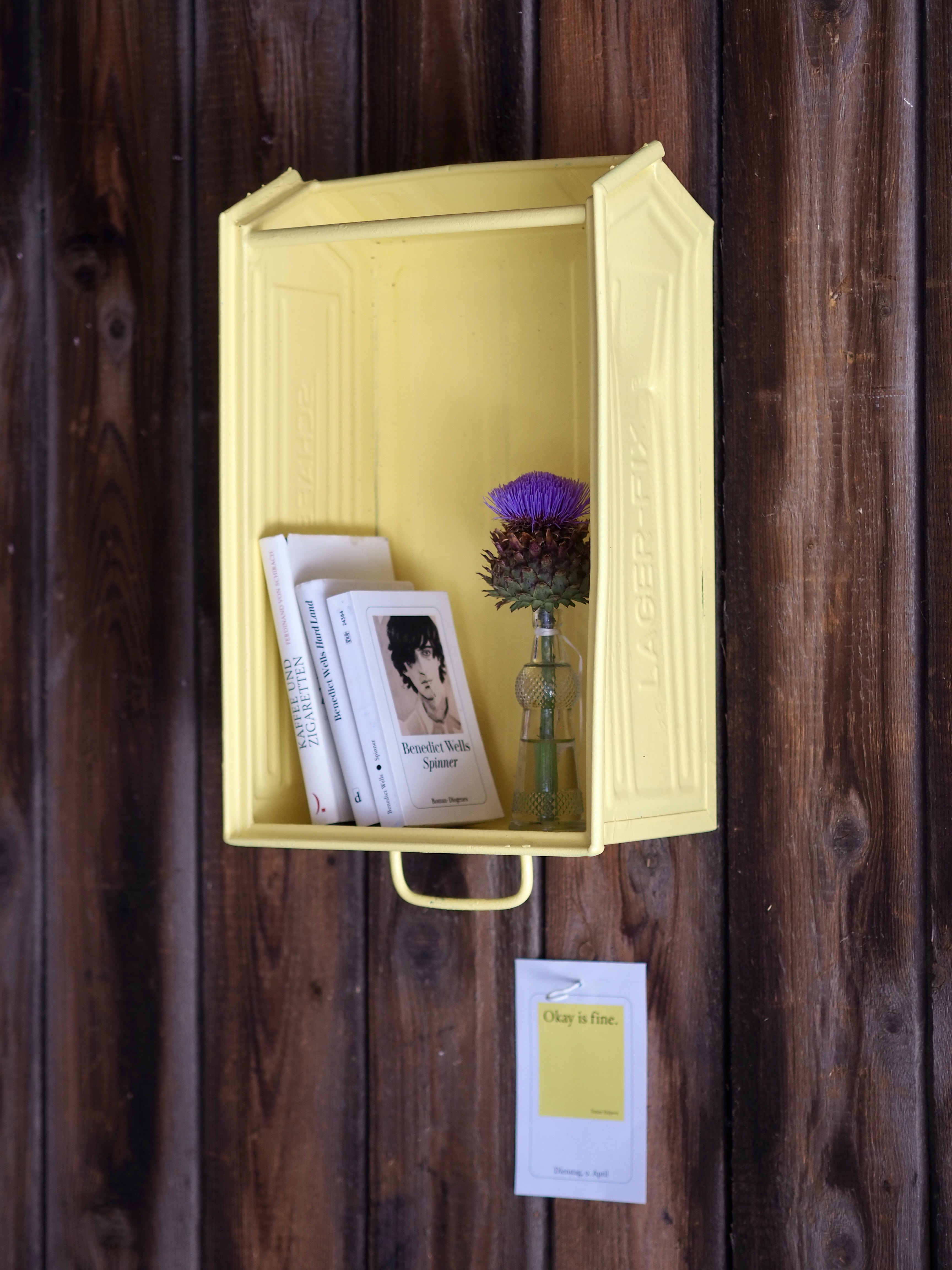 Gelbes Wandregal aus Metall aus einer alten Sichtlagerkiste